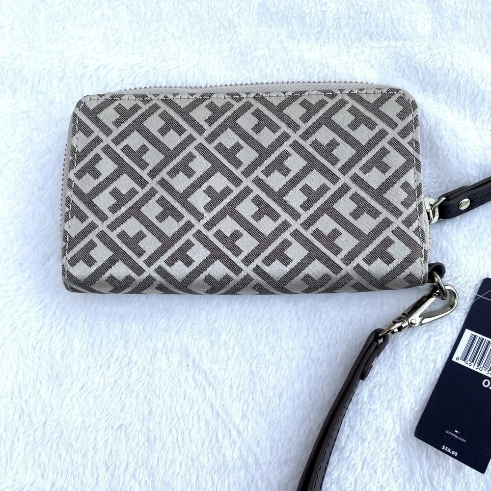 NWT Tommy Hilfiger Wristlet Brown and Tan Zippered